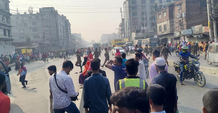 বন্ধ কারখানা খুলে দেওয়ার দাবিতে ঢাকা-ময়মনসিংহ মহাসড়ক অবরোধ