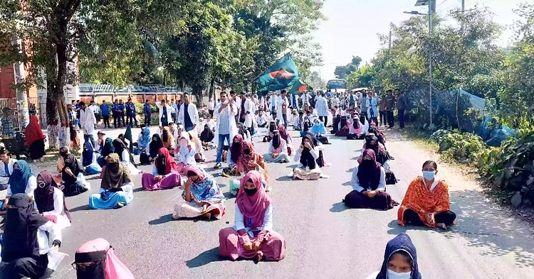 বাগেরহাটে ৪ দফা দাবিতে ম্যাটস শিক্ষার্থীদের সড়ক অবরোধ