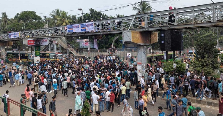 সাত কলেজ শিক্ষার্থীদের সায়েন্সল্যাব অবরোধ, যান চলাচল বন্ধ