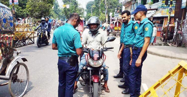 একদিনে ঢাকায় ট্রাফিক আইনে মামলা ৬৩৩ ডাম্পিং ১৬১ গাড়ি