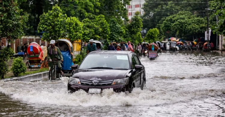 টানা বৃষ্টিতে ব্যাহত ঢাকার জনজীবন