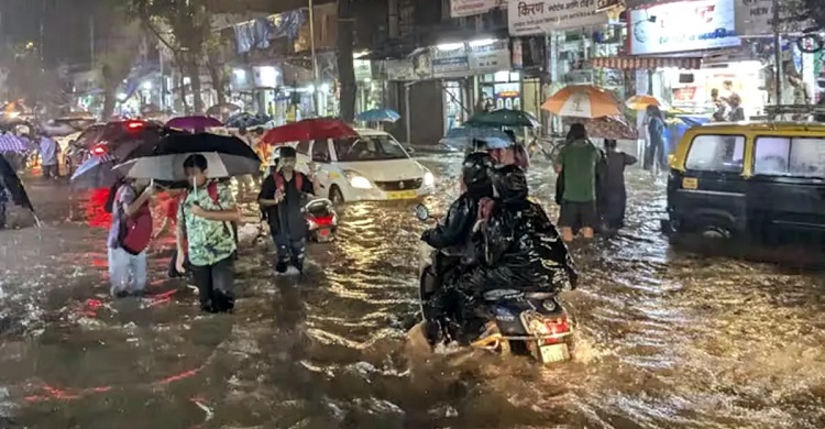 মুম্বাইয়ে ভারী বৃষ্টিপাতে ৪ জনের মৃত্যু