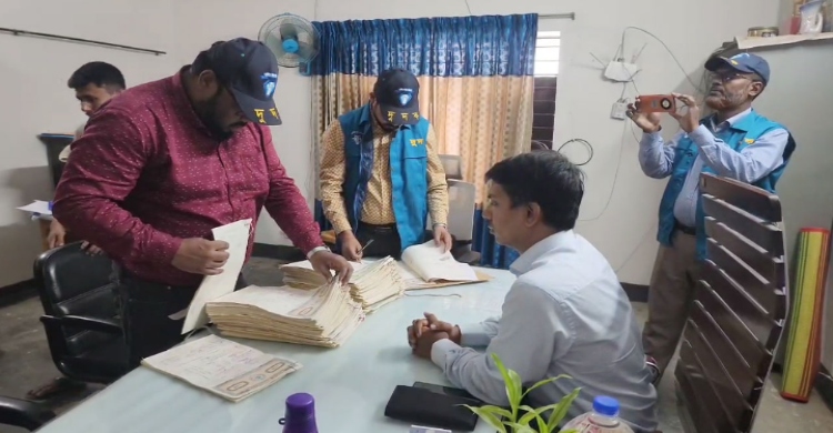 আশুলিয়া সাব-রেজিস্ট্রারের কার্যালয়ে দুর্নীতির প্রমাণ পেয়েছে দুদক