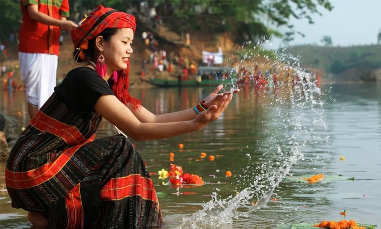 পাহাড়ে নববর্ষ ও চৈত্র সংক্রান্তির সাতরঙা উৎসব