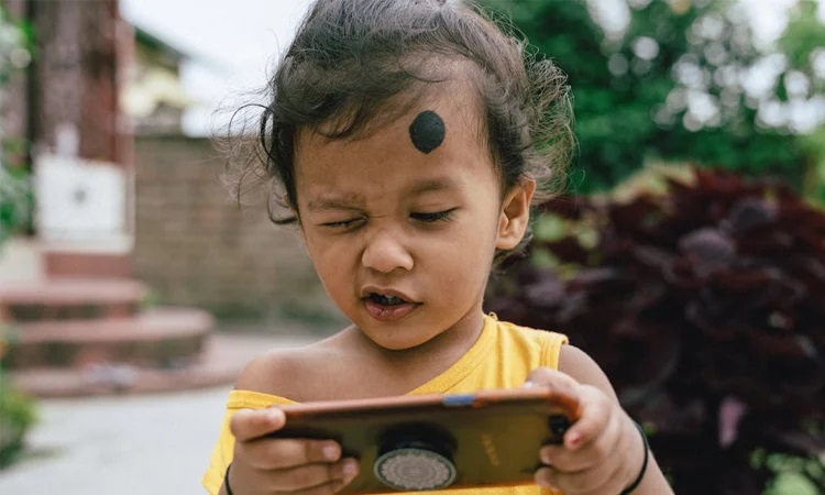 শিশুদের স্মার্টফোন আসক্তি কতটা ভয়ঙ্কর?
