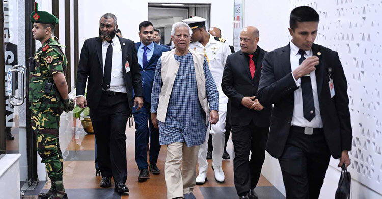 দেশে ফিরলেন প্রধান উপদেষ্টা