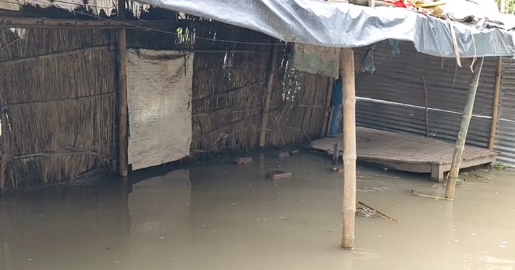 পদ্মা নদীর পানি কমতে শুরু করলেও পরিস্থিতির উন্নতি হয়নি