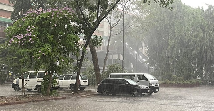 রাজধানীতে সকাল থেকে গুঁড়ি গুঁড়ি বৃষ্টি