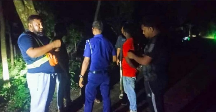 সড়ক অবরোধ করে ককটেল ফাটিয়ে ডাকাতি