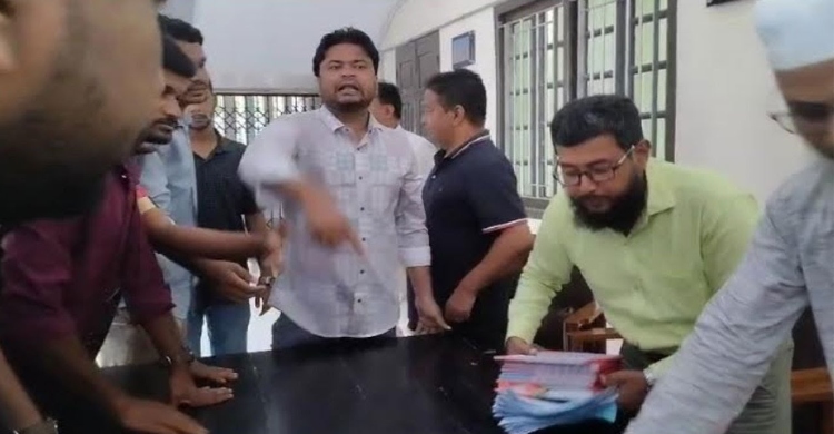 রাকসু কোষাধ্যক্ষ ভবনে তালা দিলো ছাত্রদল, মনোনয়নপত্র বিতরণ বন্ধ