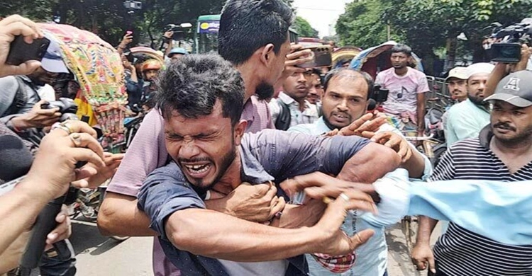 ৩২ নম্বরে ফুল দিতে যাওয়া রিকশাচালককে কিসের ভিত্তিতে গ্রেপ্তার, ওসির কাছে ব্যাখ্যা চাইল সরকার