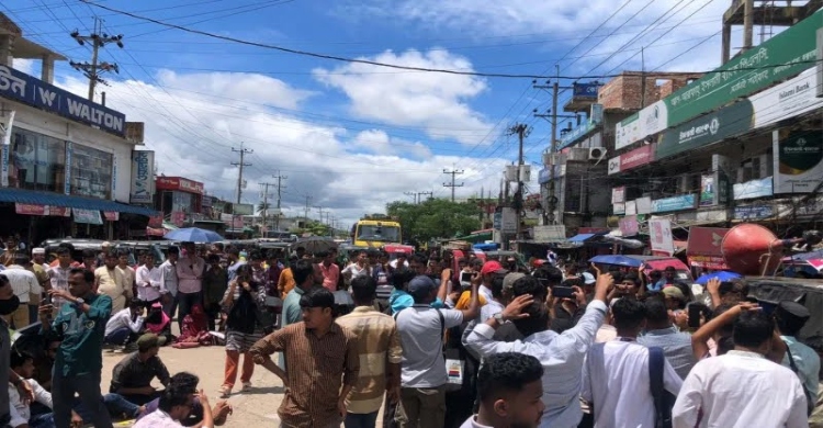 রোহিঙ্গা ক্যাম্পের চাকরিচ্যুত শিক্ষকদের সড়ক অবরোধ