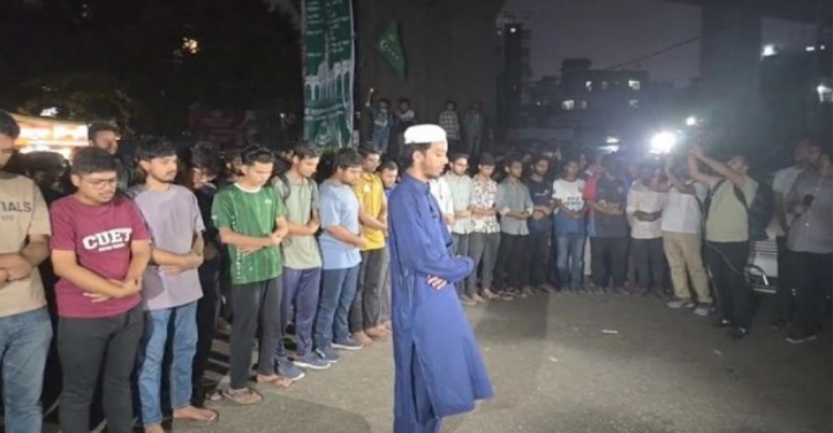 অন্তর্বর্তী সরকারের গায়েবানা জানাজা পড়লেন শিক্ষার্থীরা