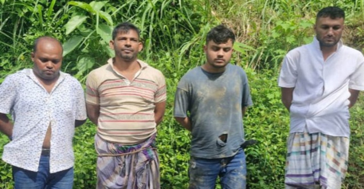সীতাকুণ্ডে অস্ত্র তৈরির কারখানায় অভিযান, আটক ৪