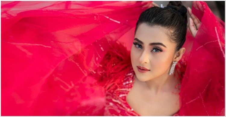 ট্রেন্ডিংয়ের শীর্ষে কোনালের ‘ময়না’