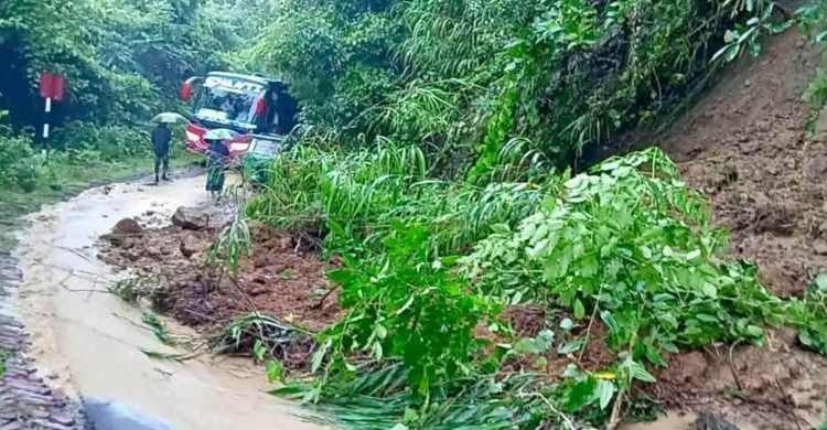 ভারী বৃষ্টিতে পাহাড়ধস: বাঘাইছড়ি-দীঘিনালা সড়কে যান চলাচল বিঘ্নিত