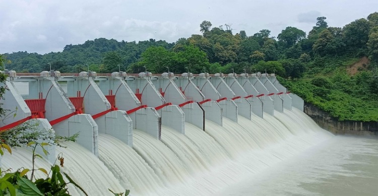 কাপ্তাই হ্রদের পানি বিপৎসীমার ওপরে, খুলে দেয়া হলো ১৬টি জলকপাট
