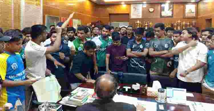 ৭ কলেজ শিক্ষার্থীদের ৯ দাবি, পরীক্ষা চায় অন্তর্বর্তী প্রশাসনের অধীনে