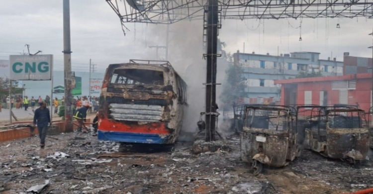 গ্যাস পাম্পে ভয়াবহ অগ্নিকাণ্ড, এক বাস ৯ সিএনজি ও দুই মোটরসাইকেল পুড়ে ছাই