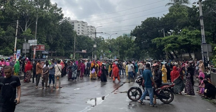 তেজগাঁওয়ে সড়ক অবরোধ করে বিক্ষোভ, বন্ধ যান চলাচল