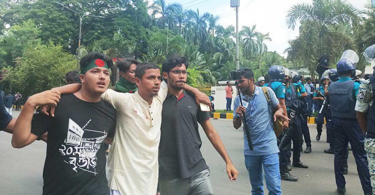 সচিবালয় অভিমুখে প্রকৌশল শিক্ষার্থীরা, পুলিশের লাঠিচার্জ ও সাউন্ড গ্রেনেড নিক্ষেপ