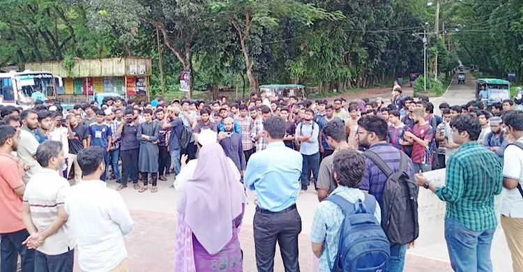 ঢাকায় শিক্ষার্থীদের উপর পুলিশি হামলা, প্রতিবাদে শাবিতে বিক্ষোভ