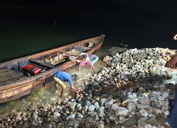 লুট হওয়া পাথরবোঝাই ১৩০ ট্রাক জব্দ, ফেলা হচ্ছে সাদা পাথর এলাকায়