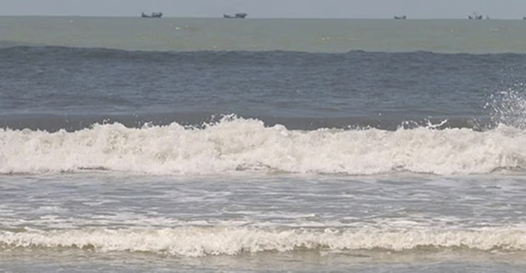 কক্সবাজার সৈকতে গোসলে নেমেছিলেন চার বন্ধু, ঢেউয়ে ভেসে একজনের মৃত্যু