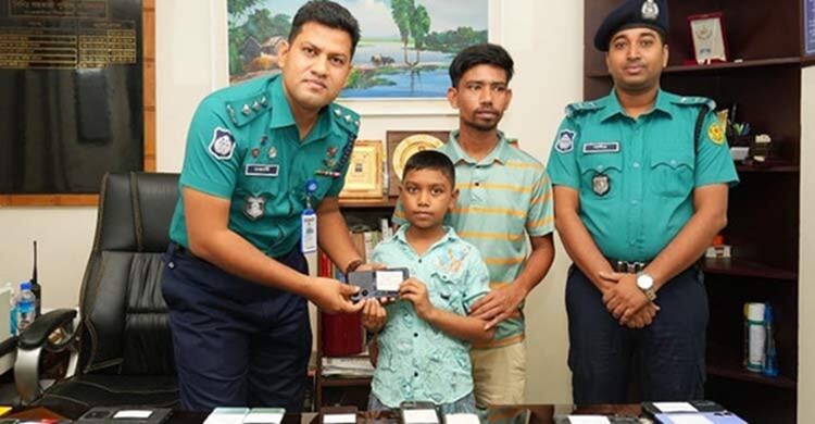 হারানো ১৬০ মোবাইল উদ্ধার করে মালিকদের বুঝিয়ে দিলো ডিএমপি