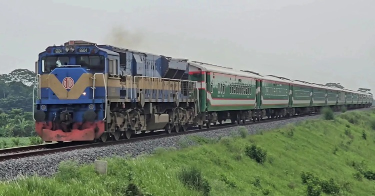 মাত্র ১৭ যাত্রী নিয়ে ফরিদপুর ৬৭৬ আসনের ট্রেনটি