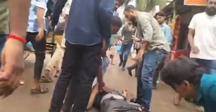 গাজীপুরে পুলিশের সামনে চাঁদাবাজদের সাংবাদিককে পেটানোর ভিডিও ভাইরাল