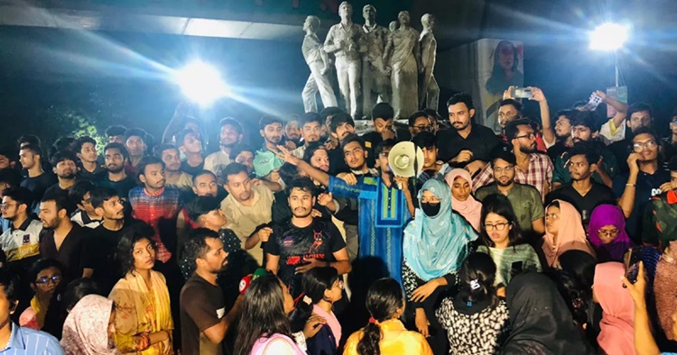 হল রাজনীতির বিরুদ্ধে মধ্যরাতে ঢাবি শিক্ষার্থীদের বিক্ষোভ