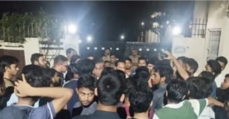 হলে ছাত্ররাজনীতি নিষিদ্ধের দাবিতে এবার জাহাঙ্গীরনগরে বিক্ষোভ