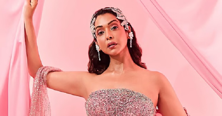 অন্তরঙ্গ দৃশ্যে বাড়াবাড়ি, অস্বস্তিতে অভিনেত্রী
