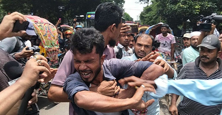 গণপিটুনির শিকার রিকশাচালক: বঙ্গবন্ধুকে শ্রদ্ধা জানাতে এসেছি