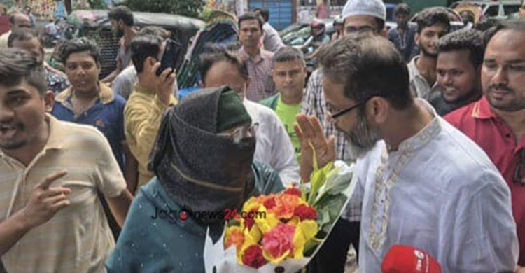 ধানমন্ডি ৩২ নম্বরে শ্রদ্ধা জানাতে গিয়ে হেনস্তার শিকার অনেকে