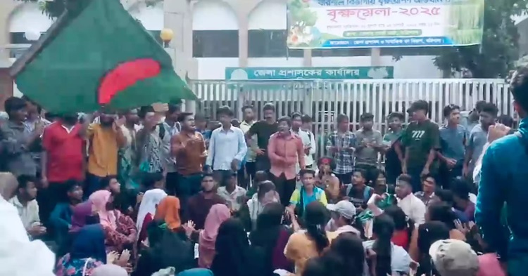 স্বাস্থ্যখাতের সংস্কার দাবিতে জেলা প্রশাসকের কার্যালয় ঘেরাও, পুলিশের ধাওয়া