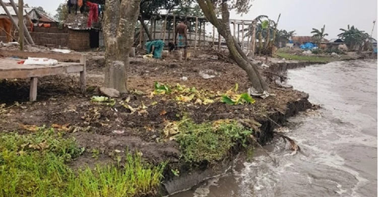 পানি কমতে শুরু করায় নীলফামারীর ডিমলায় নদীভাঙন শুরু