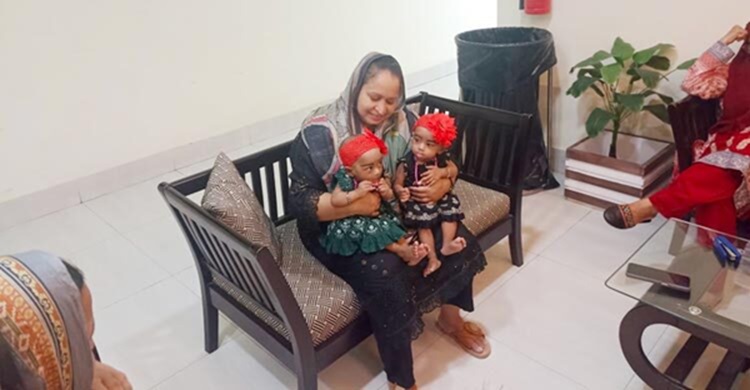 ঢামেকে চার ঘণ্টা অস্ত্রোপচারের পর আলাদা হলো জোড়া লাগানো জুহি-রুহি