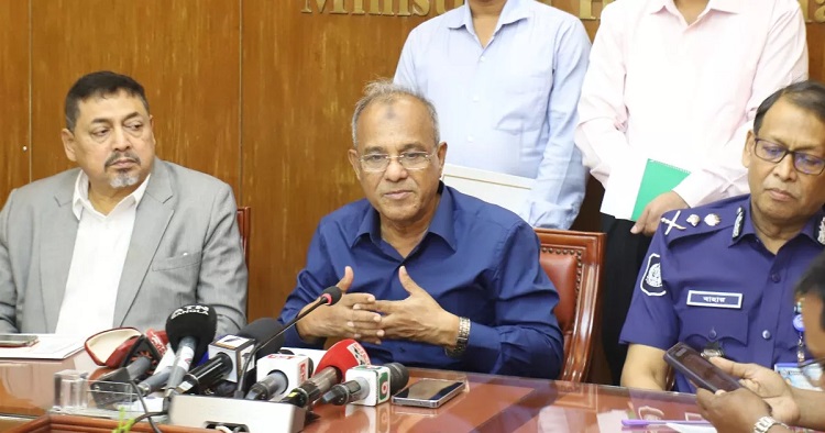 রাস্তা বন্ধের ঘটনায় জিএমপি কমিশনারকে শোকজ করা হবে: স্বরাষ্ট্র উপদেষ্টা