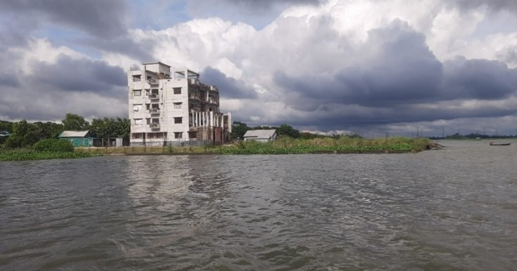গজারিয়ায় পুলিশ ক্যাম্পে সন্ত্রাসীদের হামলা, তুমুল গোলাগুলি
