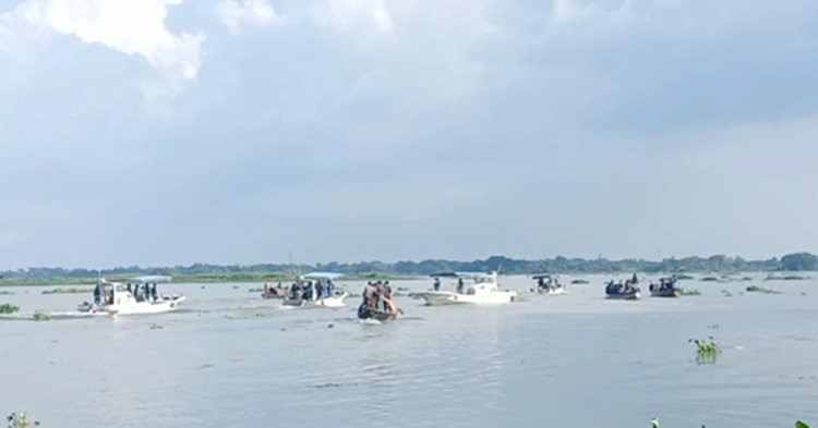 মুন্সীগঞ্জে পুলিশ ক্যাম্পে গুলিবর্ষণের ঘটনায় মেঘনায় যৌথ বাহিনীর অভিযান