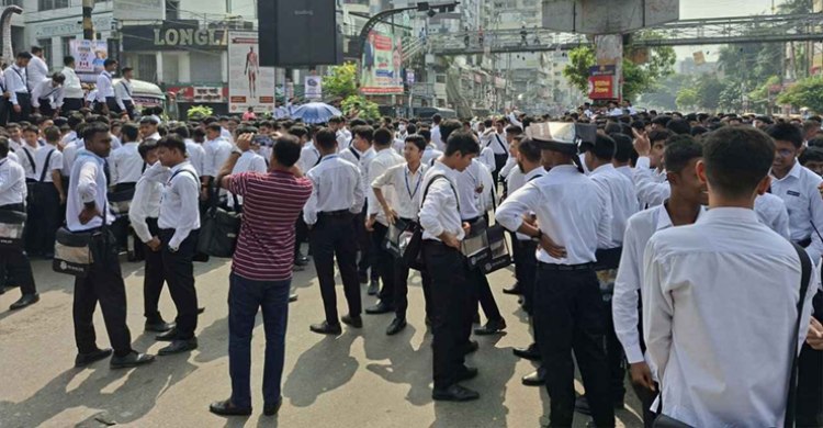 সায়েন্সল্যাব অবরোধ ঢাকা কলেজ শিক্ষার্থীদের