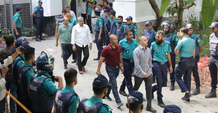 আদালতে আনা হয়েছে অভিযুক্ত সেনা কর্মকর্তাদের