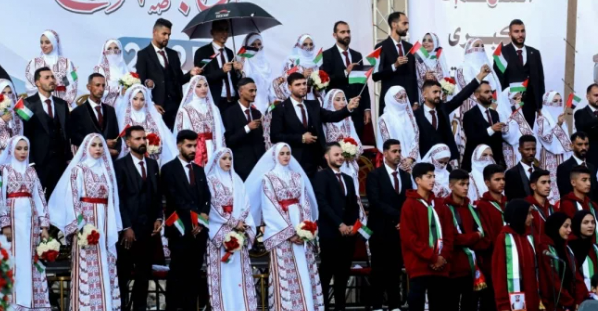 ধ্বংসস্তুপে দাঁড়িয়েও নতুন স্বপ্ন, গাজায় ৫৪ দম্পতির গণবিয়ে