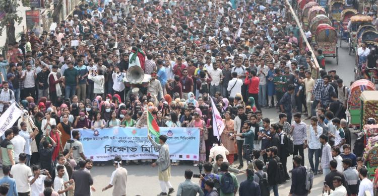 ফের রাস্তায় ঢাকা কলেজের শিক্ষার্থীরা, মিরপুর রোডের যান চলাচল বন্ধ