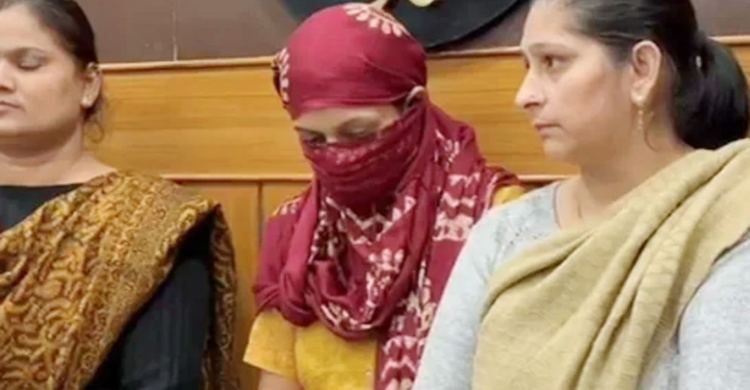 ‘নিজের চেয়ে সুন্দর’ মনে হওয়ায় করলেন চার খুন