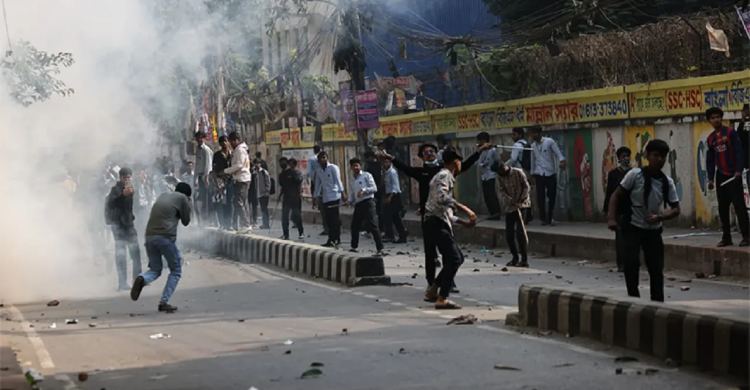 সাউন্ড গ্রেনেড-টিয়ারশেল নিক্ষেপ, নিয়ন্ত্রণে দুই কলেজের সংঘর্ষ