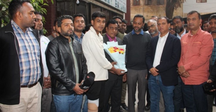 অসহায় শিক্ষার্থী বাইজিদ হোসেনের পাশে দাঁড়ালেন তারেক রহমান