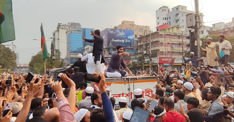 জানাজা শেষে দাফনের জন্য নেয়া হচ্ছে হাদির লাশ